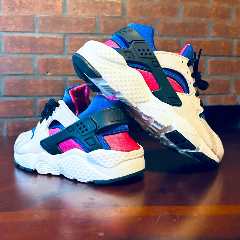Nike Huarache Run Desert Sand Sneakers Sz 7 Y UK 6 Women's 7-7.5. Light wear.